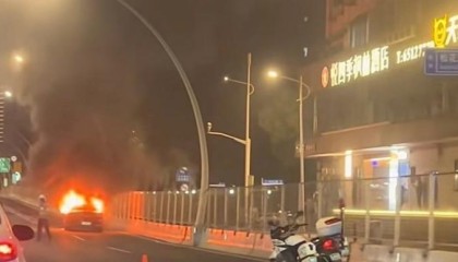 今晚中环内圈一辆轿车起火 所幸无人伤亡